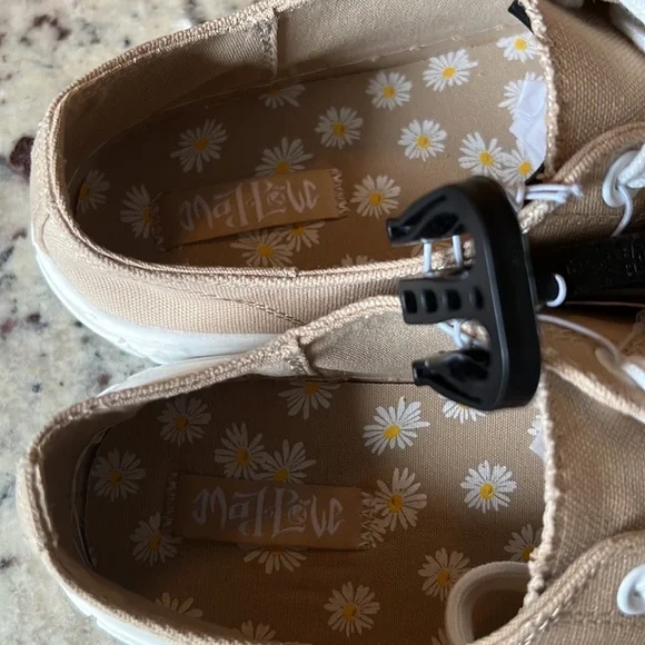 NEW With tags size 11 Mad Love tan sneakers - Picture 2 of 8